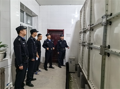黑龙江省林区公安局鹤立分局治安管理大队对工企单位开展节前夜间清查行动