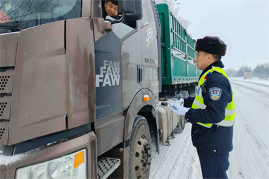 五大连池市交警大队从严管控重点车辆 筑牢冬季交通安全防线