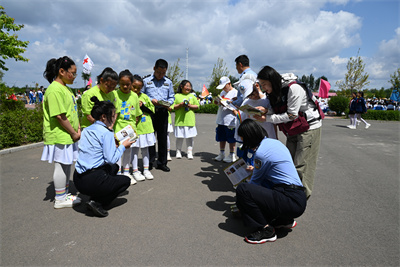 巴彦县公安局组织多警种深入辖区学校开展法制宣传活动