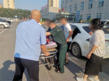 生死时速警车开道，阿城公安紧急护送伤者送医抢救